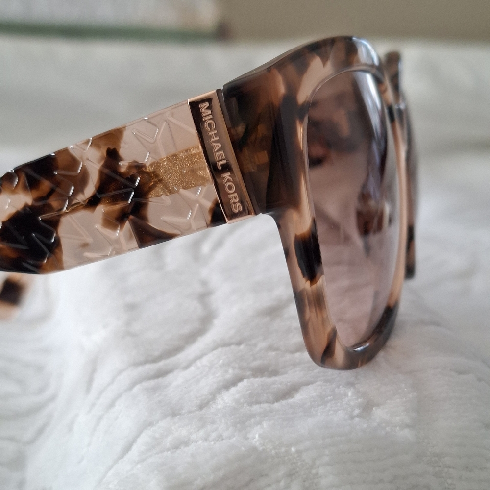 MICHAEL KORS - BAJA SUNGLASSES IN LIGHT TORTOISE - Picture 3 of 10